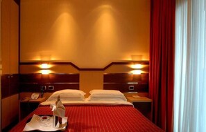 Hypoallergeen beddengoed, een minibar, een kluis op de kamer, een bureau