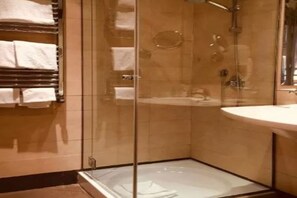 Een bad/douchecombinatie, gratis toiletartikelen, een haardroger