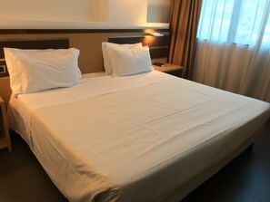 Peralatan tempat tidur hipoalergenik, bar mini, peti besi dalam bilik 