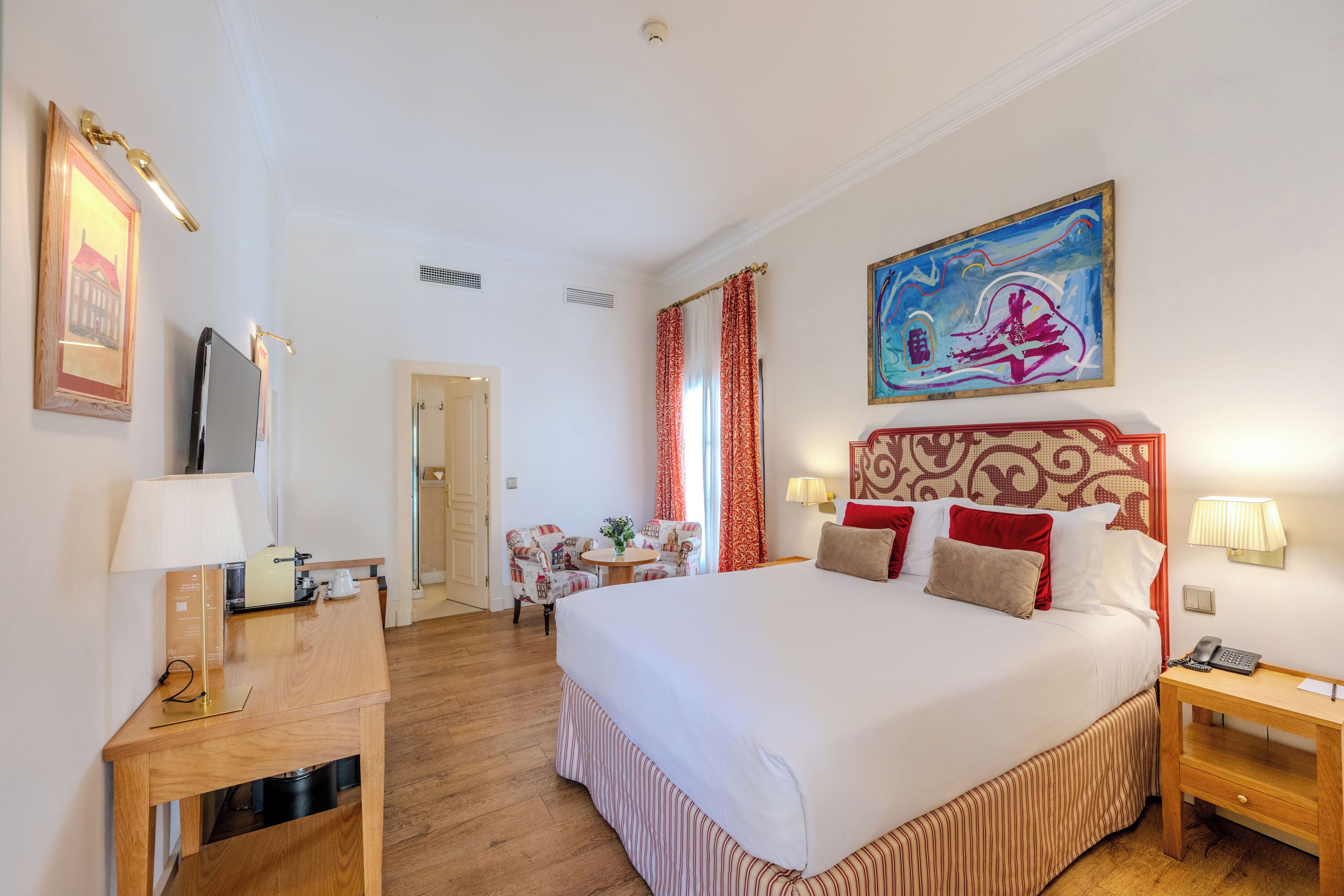 Rom – deluxe | Sengetøy av topp kvalitet, dundyner, memory foam-senger og minibar