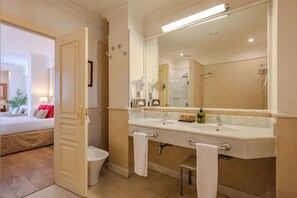 Suite – junior, terrasse | Bad | Separat badekar og dusj, toalettartikler (inkludert) og hårføner