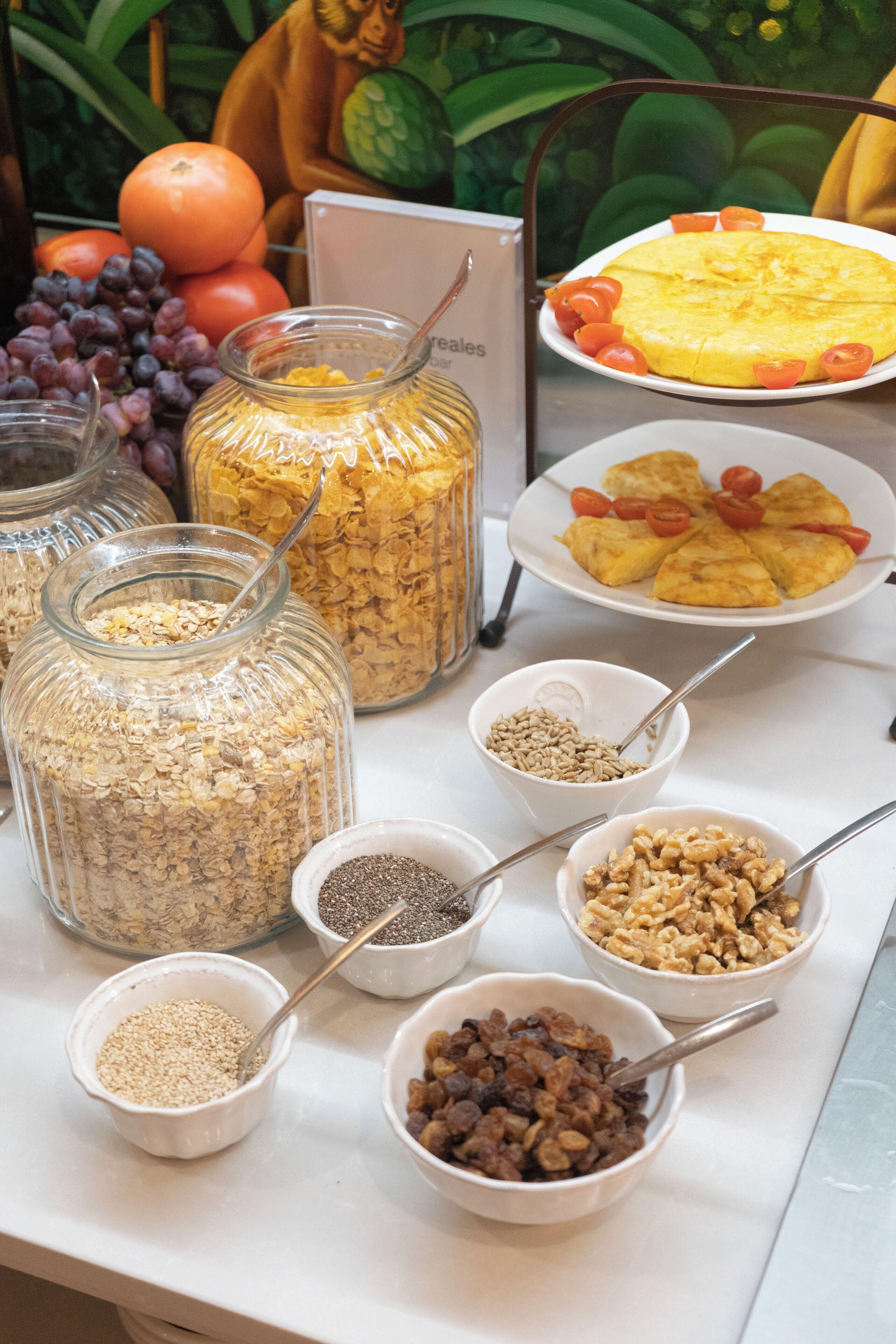 Ein Frühstücksbuffet mit verschiedenen Speisen und Beilagen.