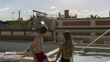 Grand kamer, terras, aan het zwembad | Kameruitzicht