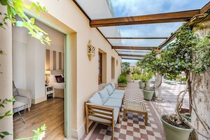 Suite junior, terraza | Ropa de cama de alta calidad y edredones de plumas