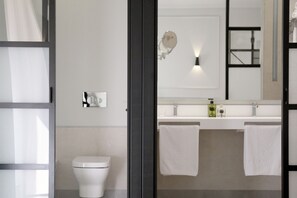 Separat badekar og dusj, toalettartikler (inkludert) og hårføner