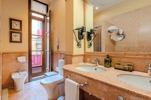 Badewanne und Dusche (separat), kostenlose Toilettenartikel