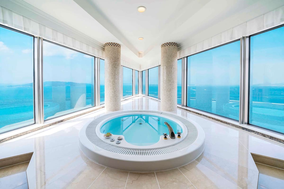 Executive Suite (Panoramic, Bay View) | Bathroom | Combined shower/bathtub, free toiletries, hair dryer, slippers