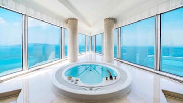 Suite ejecutiva (Panoramic, Bay View) | Baño | Tina con regadera, amenidades de baño gratuitas, secadora de cabello 