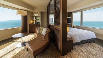 Panoramic Suite | Living area | 40-inch flat-screen TV with digital channels, TV