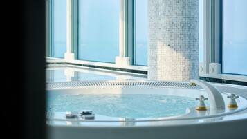 Un jacuzzi con vistas al cielo a través de amplios ventanales.