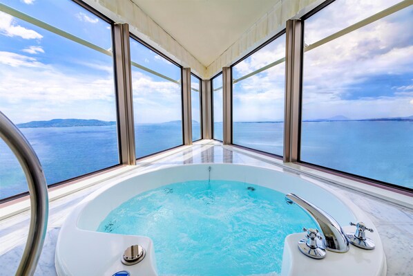 1 bedroom, down duvets, blackout curtains, soundproofing