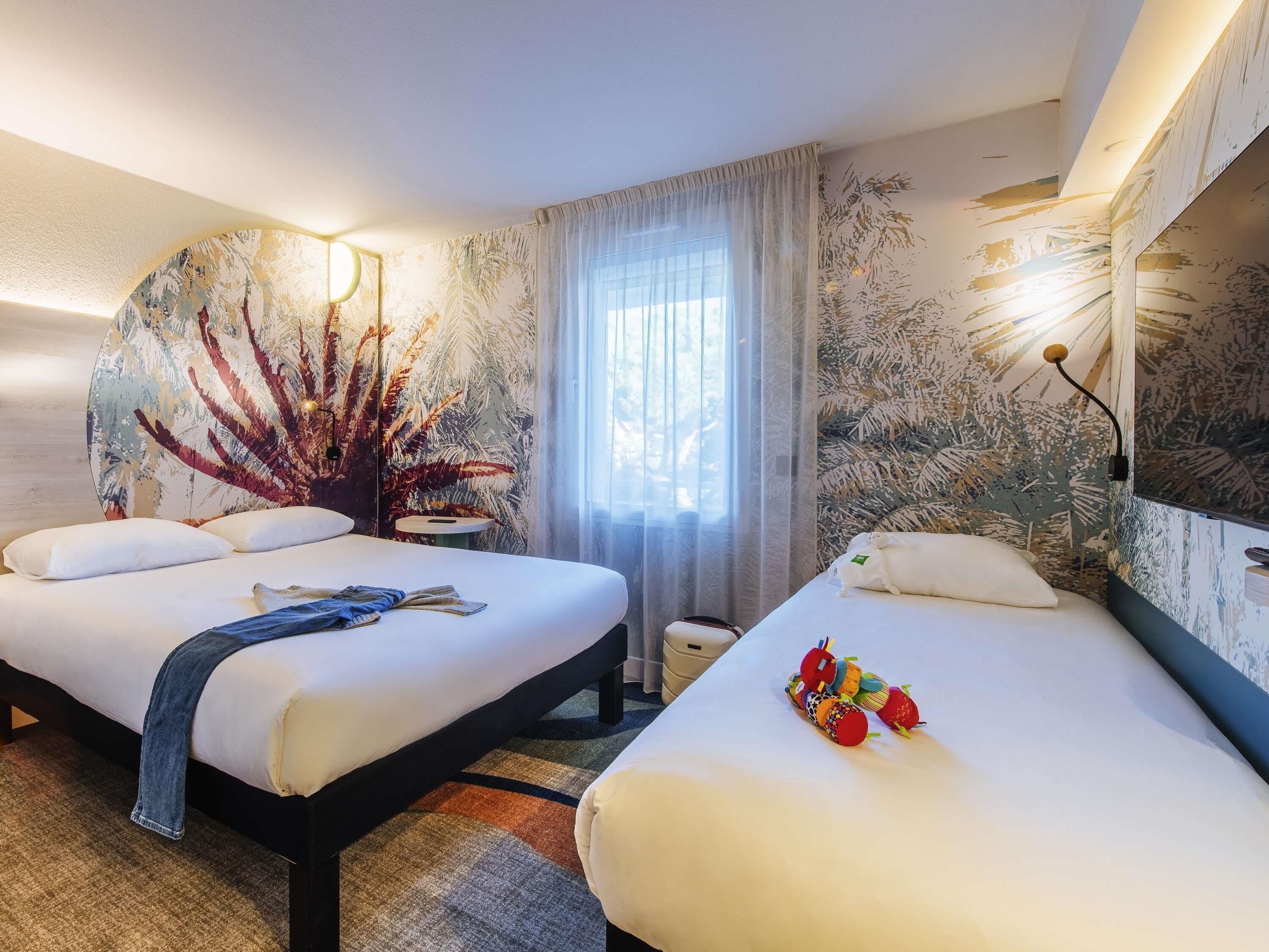 Habitación estándar doble, varias camas | Ropa de cama de alta calidad y colchones con acolchado adicional