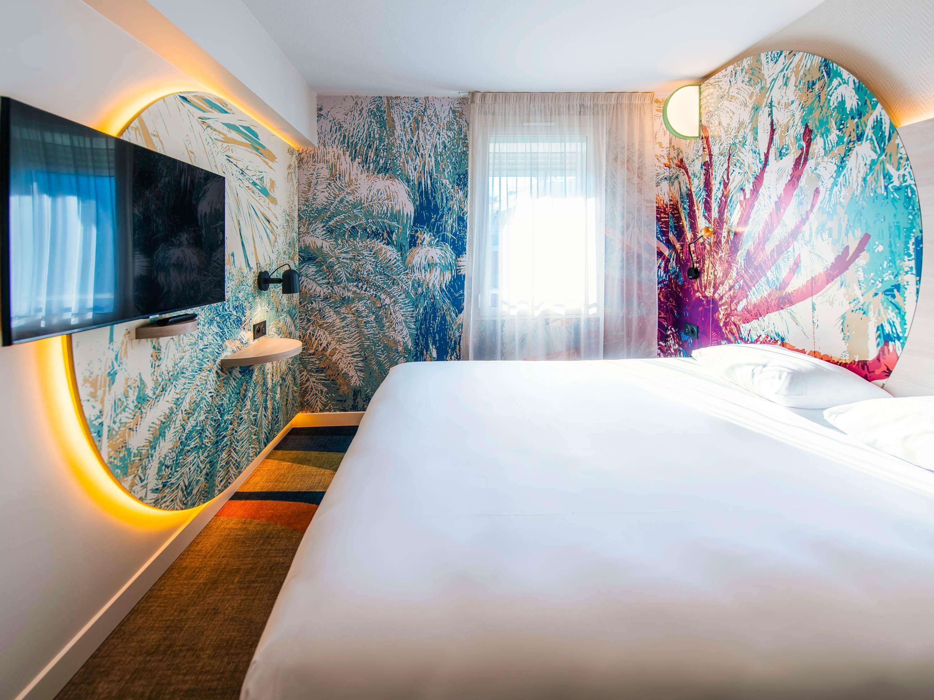 Luxe beddengoed, pillowtop-bedden, een bureau, verduisterende gordijnen