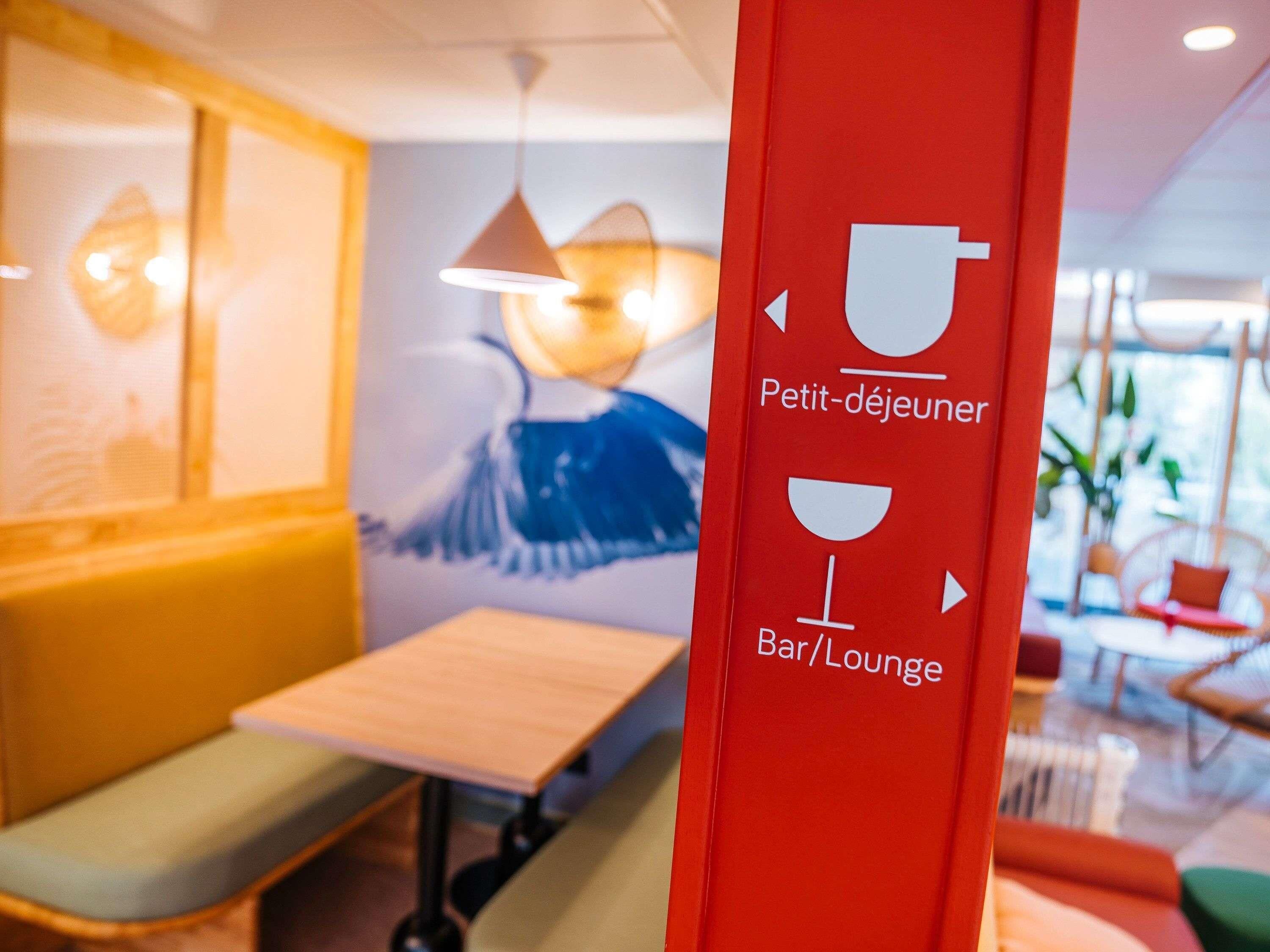 A red sign with 'Petit-déjeuner' and 'Bar/Lounge' indicating a breakfast area and a bar/lounge.