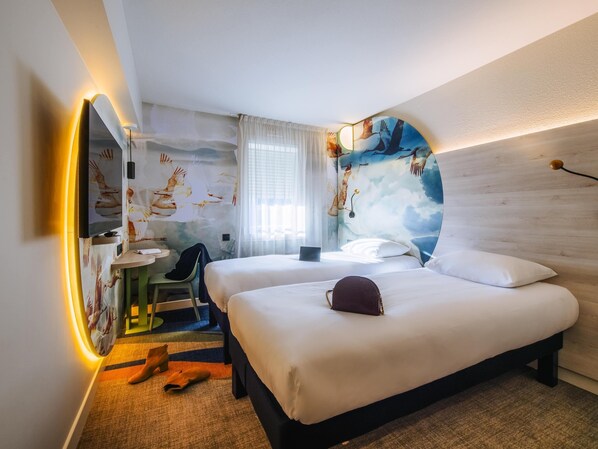 A hotel room with a bed, a desk, a chair, and a TV. - ibis Styles Antibes (Antibes)