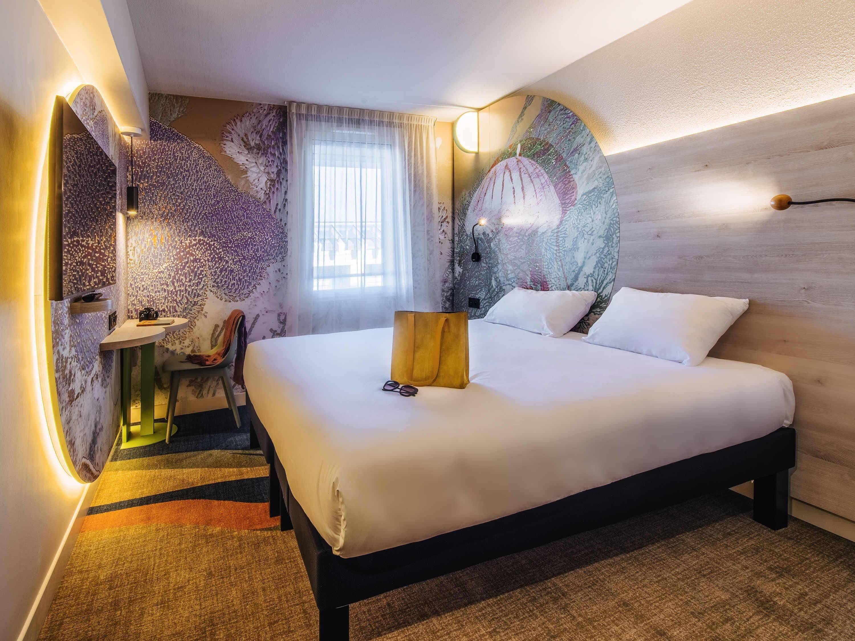 Ropa de cama de alta calidad, colchones con pillow-top y escritorio 
