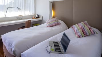 Escritorio y espacio para trabajar con laptop
