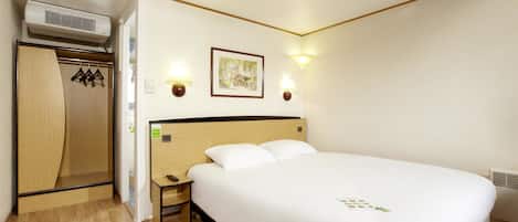 Luxe beddengoed, een bureau, verduisterende gordijnen