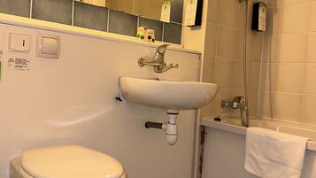 Ein Badezimmer mit Toilette, Waschbecken und Dusche.
