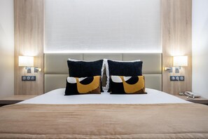 Habitación estándar, 1 cama matrimonial | Ropa de cama de alta calidad y caja de seguridad en la habitación
