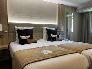 أغطية فراش متميزة وخزنة داخل الغرفة وطراز فريد لكل وحدة ومكتب