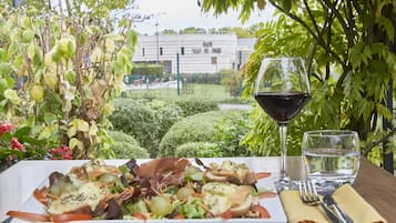 Frühstück, Abendessen, lokale Küche, Blick auf den Garten