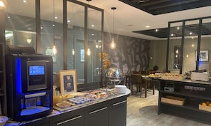 بوفيه فطور يوميًا بتكلفة قدرها (13.90 EUR للشخص)