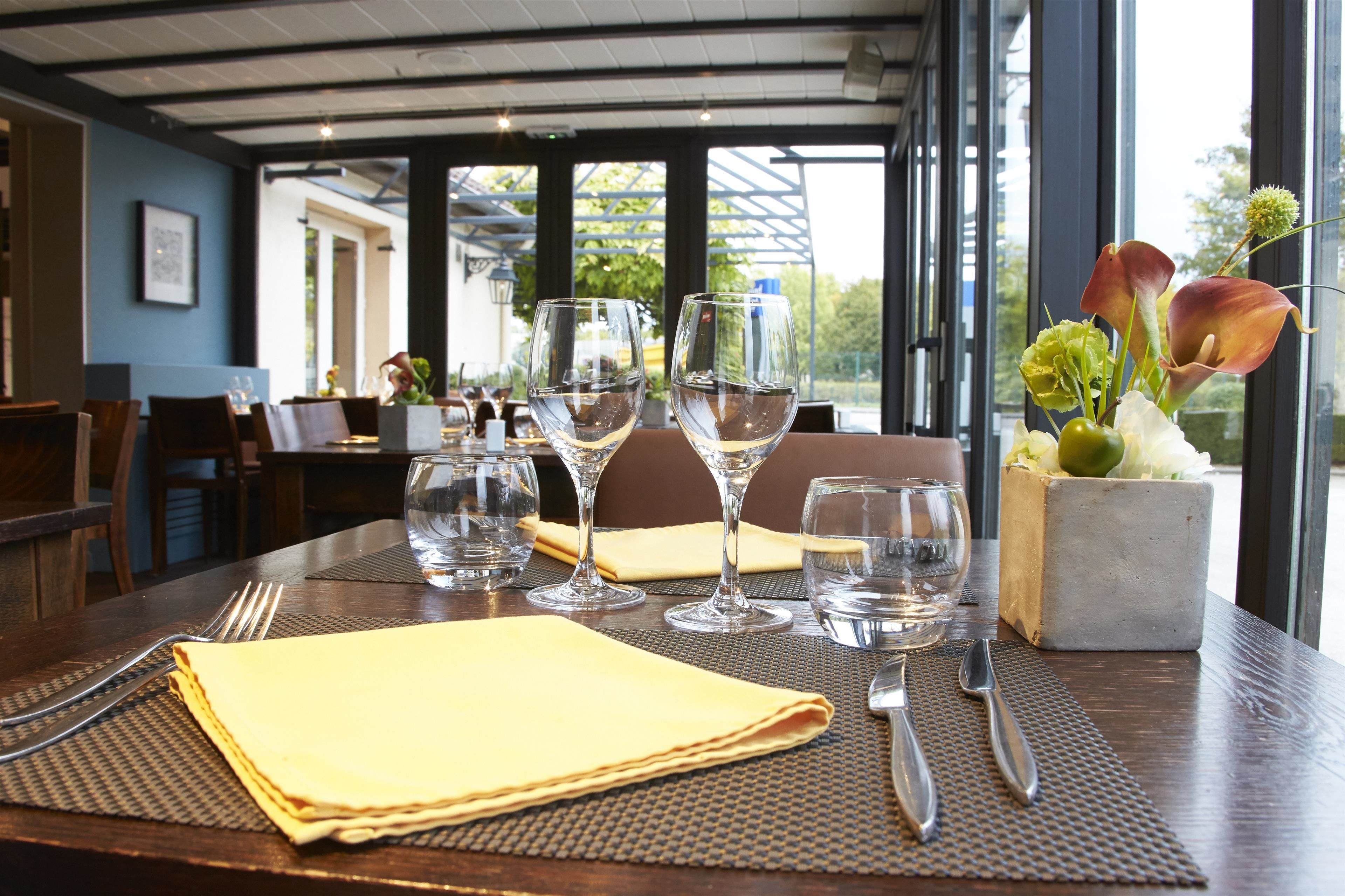 Se sirven desayunos, cenas y cocina local (con vistas al jardín) 