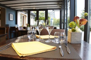 Se sirven desayunos, cenas y cocina local (con vistas al jardín) 