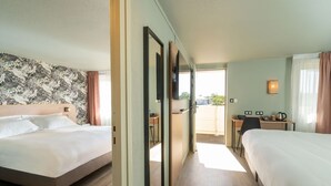 A hotel room with two beds, a desk, and a chair. - Sure Hotel by Best Western Rochefort-Sur-Mer (Tonnay-Charente)