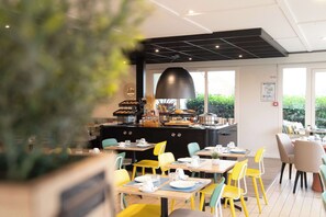 Café da manhã com buffet todos os dias mediante uma taxa
