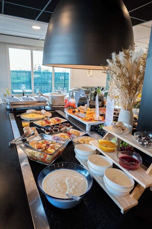 Un buffet proposant une variété de plats et d'accompagnements.