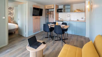 Suite Junior, 1 letto queen, non fumatori (with Sofabed) | Angolo cottura privato | Macchina per tè/caffè, bollitore elettrico