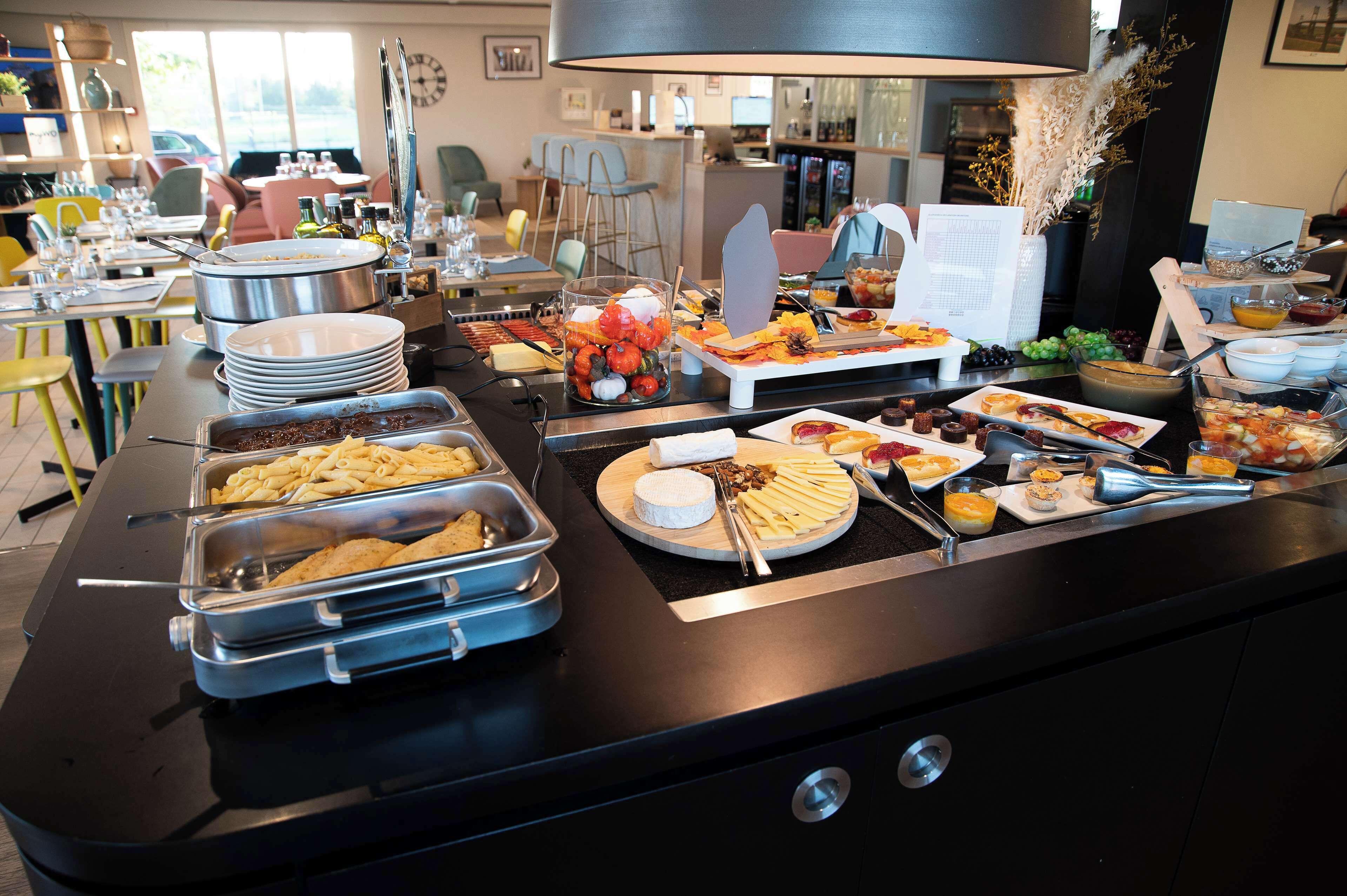 Una mesa de buffet con diferentes alimentos y utensilios.