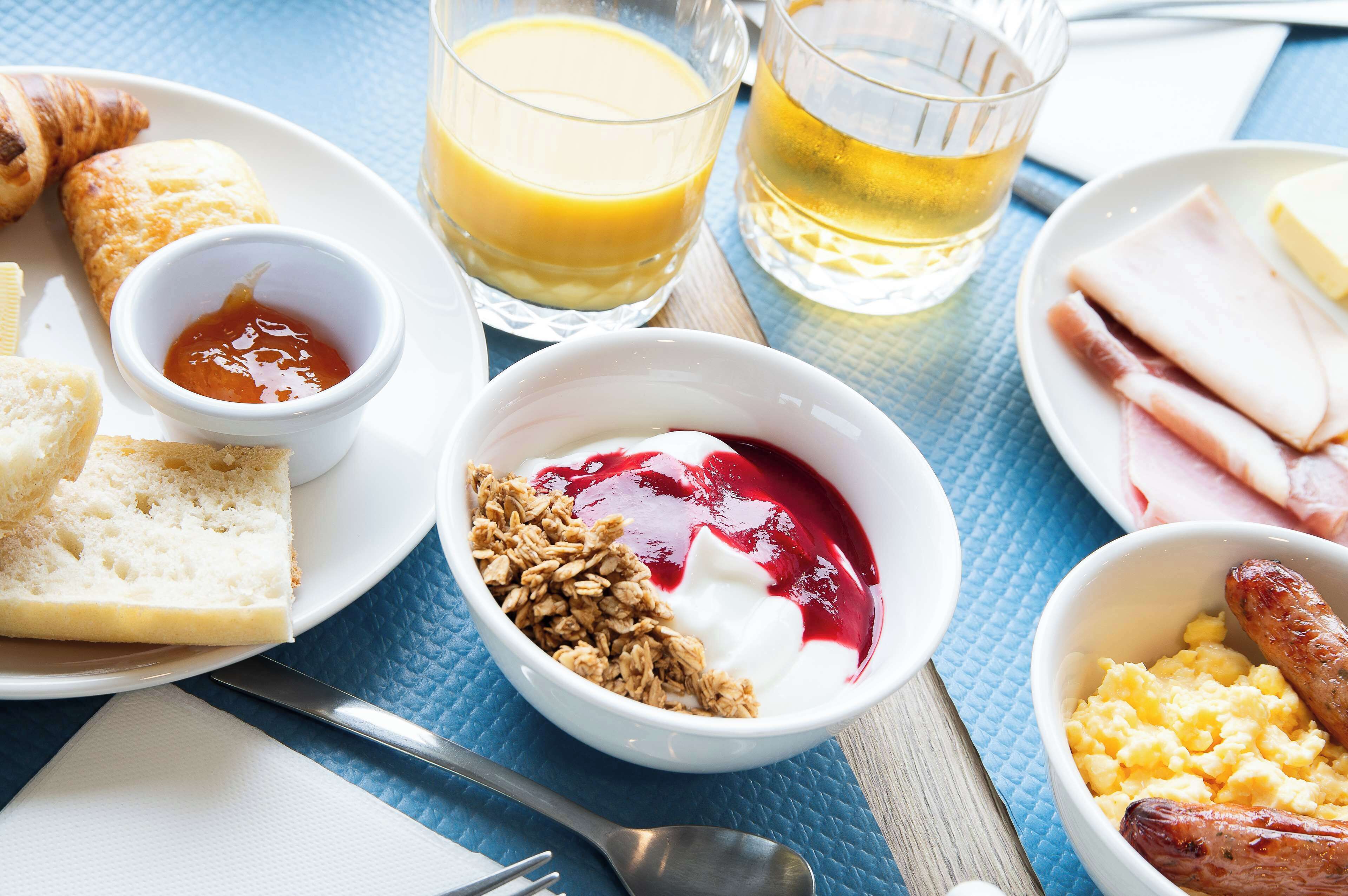 A breakfast setting with various food items and drinks.