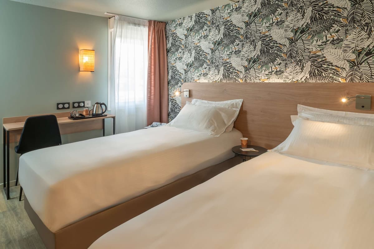 Egyptian cotton sheets, premium bedding, in-room safe, desk