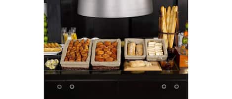 Petit déjeuner et dîner servis sur place, spécialités Cuisine française