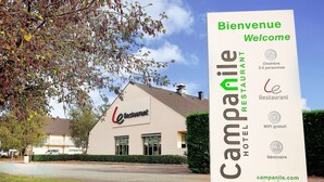 A sign for Campanile Hotel Restaurant with amenities including a 2-3 person room, free WiFi, and a seminar room. - Hotel Campanile Bourges Nord- Saint Doulchard (Saint-Doulchard)