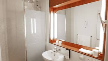 Standaard kamer, meerdere bedden | Badkamer | Milieuvriendelijke toiletartikelen, een haardroger, handdoeken