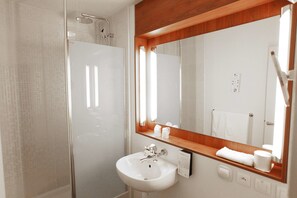 Habitación estándar, varias camas | Baño | Amenidades de baño ecológicas, secadora de cabello, toallas 