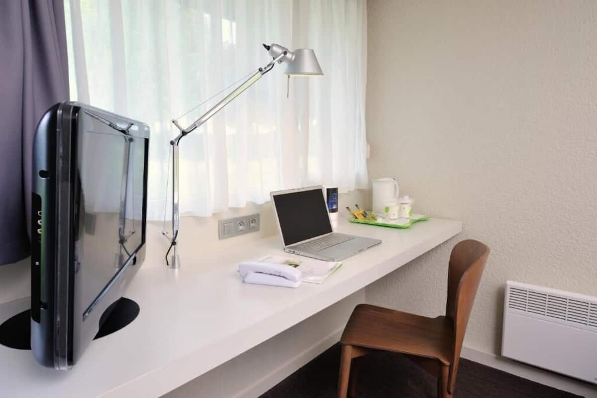 Ropa de cama de alta calidad, escritorio y cortinas blackout