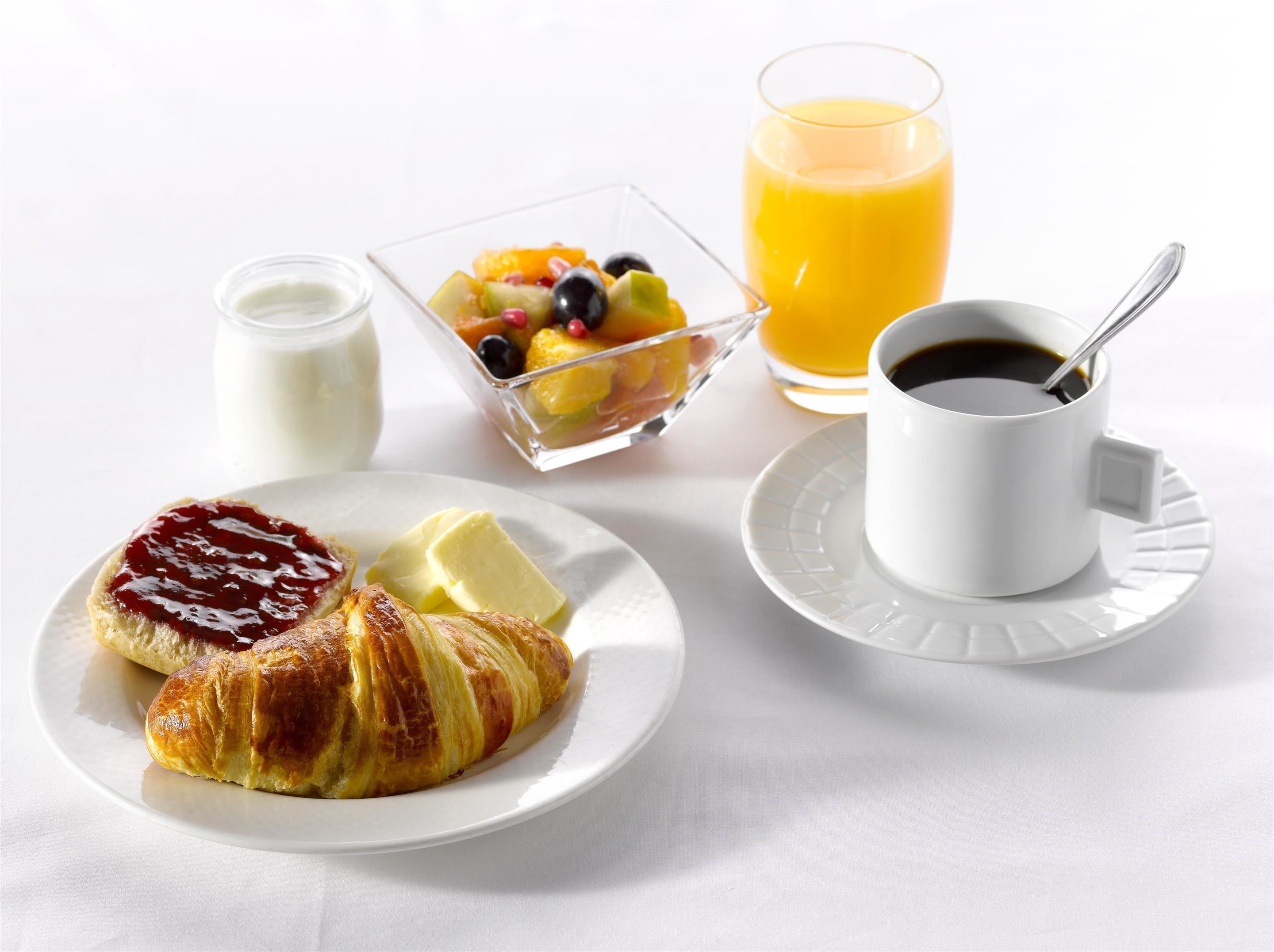 Daily to-go breakfast (EUR 14.9 per person)