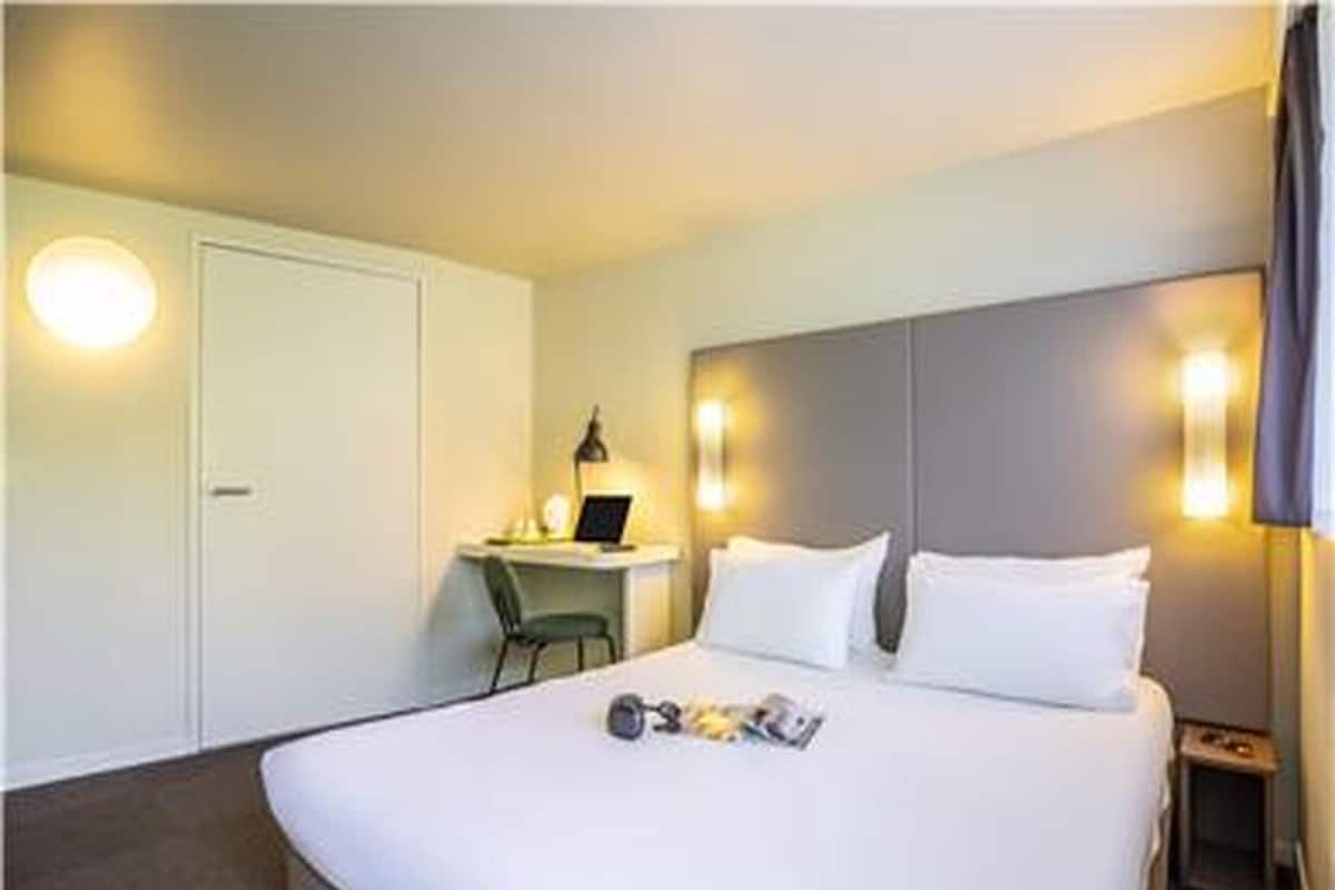 Habitación estándar, 1 cama matrimonial | Ropa de cama de alta calidad, escritorio y cortinas blackout