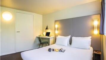 Habitación estándar, 1 cama doble | Ropa de cama de alta calidad, escritorio, cortinas opacas y wifi gratis