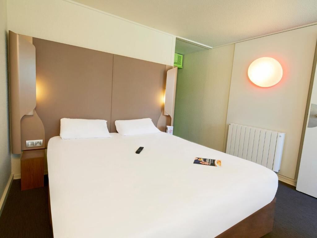 standard room, 1 double bed | premium bedding, individually furnished, desk, blackout curtains