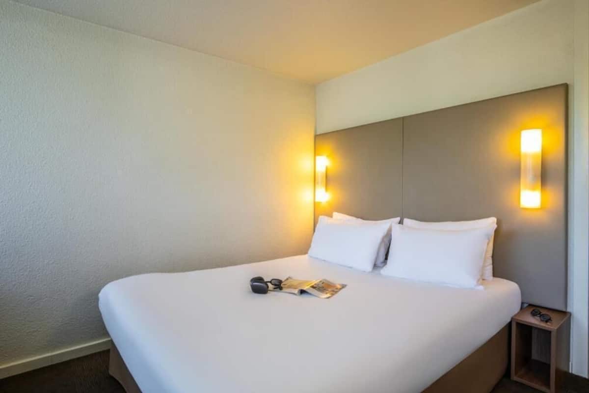 standard room, 1 double bed | premium bedding, individually furnished, desk, blackout curtains