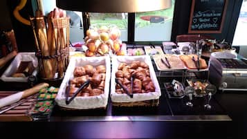 Desayuno buffet diario (EUR 14.90 por persona)