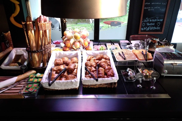 Café da manhã com buffet todos os dias (EUR 14.90 por pessoa)