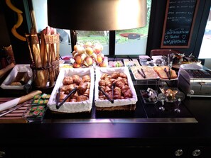 Desayuno buffet todos los días (con cargo)