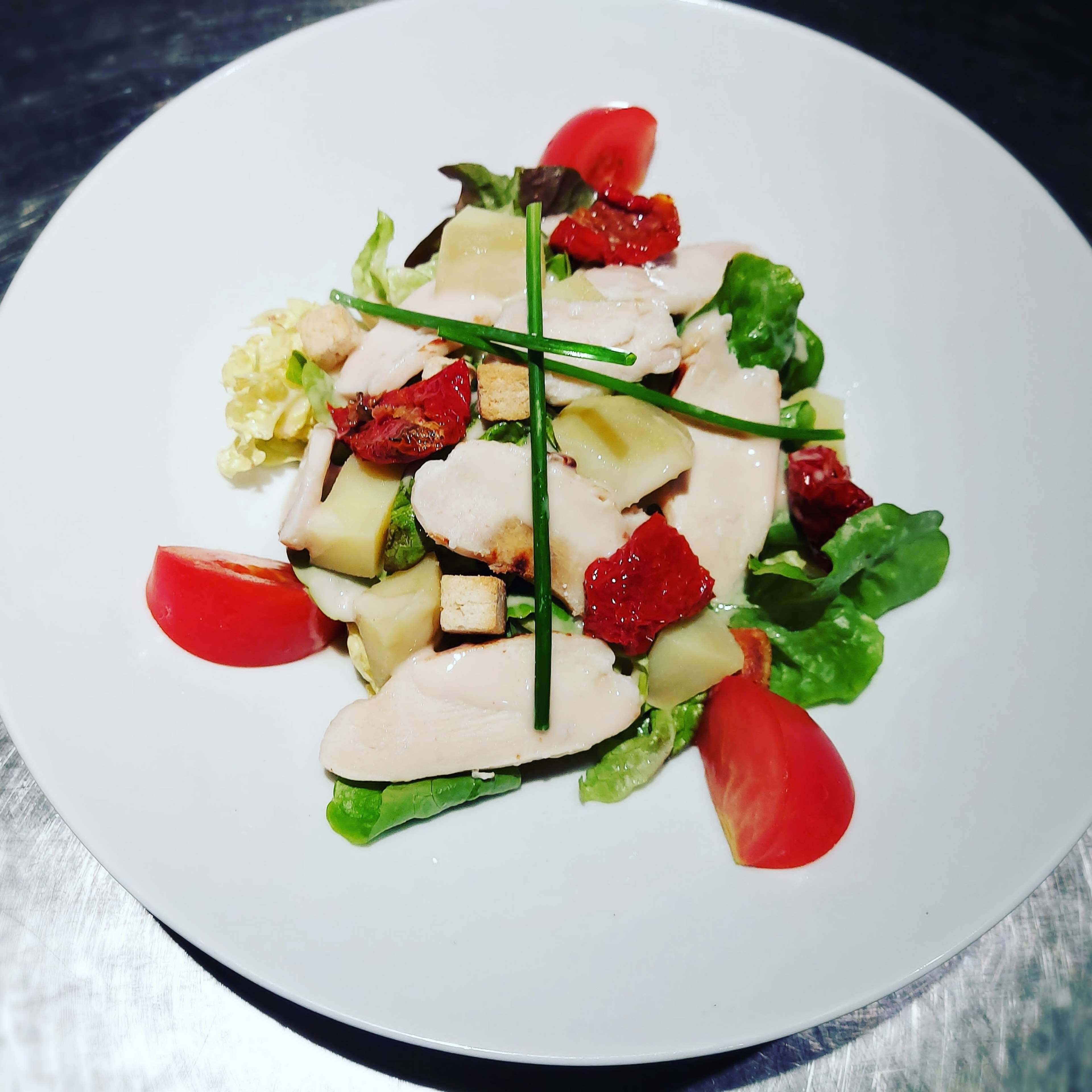 Une assiette remplie de différents aliments.